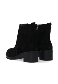 Sorte ankelstøvler i ruskind med chunky hæl, sidelås og lodrette syninger på skaftet. Glat tekstur og rundet tå.