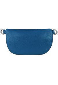 Leren clutch in levendig blauw, met een gladde textuur, ronde vorm en zilveren hardware lussen aan elk uiteinde voor bevestiging.