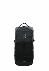 Mochila negra con un acabado texturizado en la parte superior, diseño plano, cordón elástico ajustable en el frente y un logo detallado en el panel frontal.