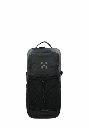 Schwarzer Rucksack mit strukturiertem Obermaterial, flachem Design, verstellbarem Bungee-Seil an der Vorderseite und einem Logo auf dem Frontpanel.