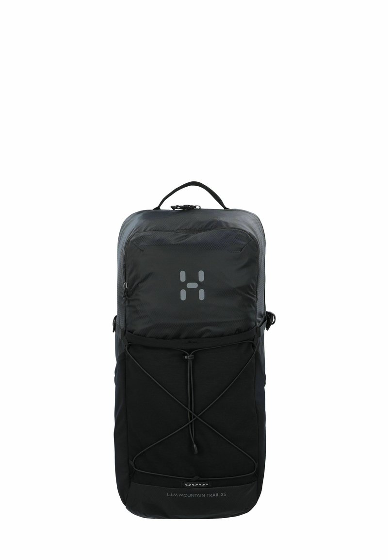 Mochila negra con un acabado texturizado en la parte superior, diseño plano, cordón elástico ajustable en el frente y un logo detallado en el panel frontal.