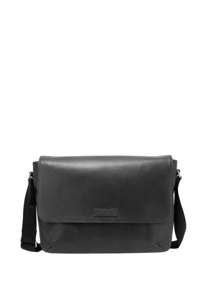 Schwarze Leder-Umhängetasche mit Klappenverschluss, verstellbarem schwarzem Riemen und einem Logo-Emblem. Glatte Textur mit minimalistischem Design.