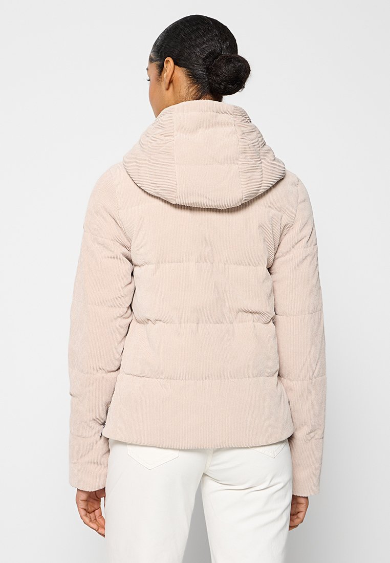 Beige Corduroy-Pufferjacke mit Kapuze, die über gesteppten Abschnitte und eine weiche Textur verfügt, entworfen mit einer taillierten Silhouette.