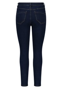 Jean skinny bleu foncé avec une texture lisse, cinq poches et un subtil détail de couture le long des coutures. Conçu pour une silhouette ajustée.
