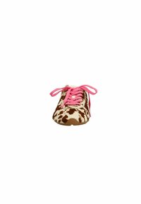 Vetersneaker met een koeienprint in bruin en crème, met roze veters en een gestructureerd oppervlak. Platte rubberen zool.