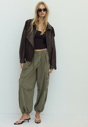 Stradivarius, OVERSIZE FAUX LEATHER BIKER JACKET - Veste en similicuir - brown