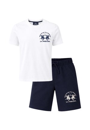 T-shirt bianca a maniche corte con logo giocatore di polo blu navy e pantaloncini con coulisse blu navy con logo abbinato sulla gamba sinistra.