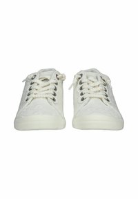 Bílé šněrovací tenisky s texturovaným svrchním materiálem, kulatou špičkou a plochou gumovou podešví. Obsahují kovové očka a splétané tkaničky.
