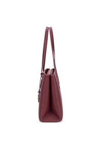 Bordeaux synthetische tote bag met dubbele handvaten, een gestructureerde afwerking en een driehoekige basis; heeft een ritssluiting bovenaan en decoratieve hardware.