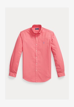 Koraalroze overhemd met lange mouwen, knopen, kraag en klein geborduurd logo op de linkerborst.