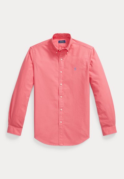 Růžová korálová košile s dlouhým rukávem na knoflíky s límečkem a malým vyšívaným logem na levé straně hrudi.