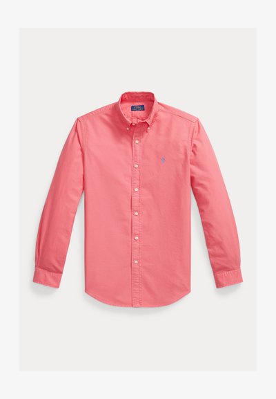 Růžová korálová košile s dlouhým rukávem na knoflíky s límečkem a malým vyšívaným logem na levé straně hrudi.