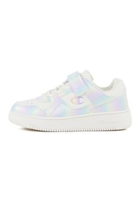 Weißer Sneaker mit irisierenden Akzenten, glatter Oberfläche, Schnürung und Klettverschluss sowie genoppter Gummisohle.