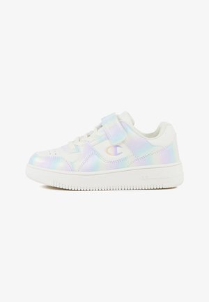 Valkoiset sneakerit, joissa on hohtavat yksityiskohdat, sileäpintaiset, nauha- ja tarrakiinnitys sekä teksturoitu kumipohja.