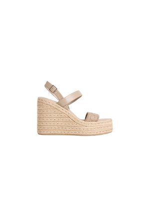Beige kilehæl sandal med fletplatform i jute, åben tå og to remme, herunder en justerbar spænderem rundt om anklen.