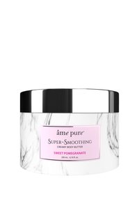 Hvit marmor-mønstrete krukke med et reflekterende sølvlokk. Etiketten i rosa viser "Super-Smoothing Creamy Body Butter," 200 ml, duft: Søt Granateple.