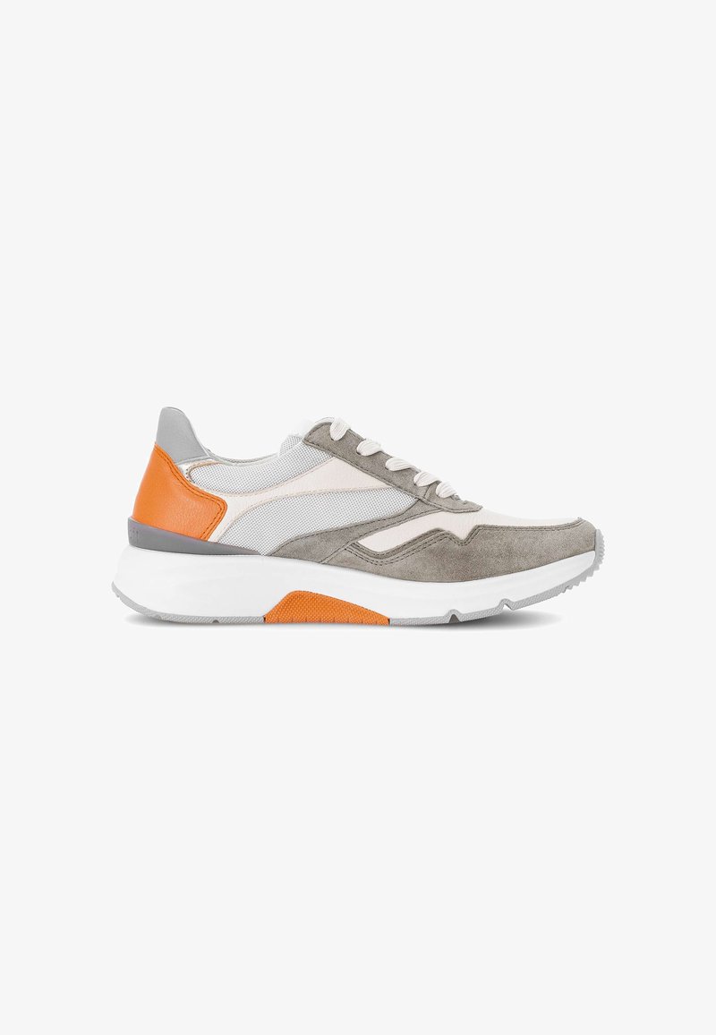 Grijze en witte suède sneaker met oranje accenten, mesh panelen, vetersluiting en een witte, gestructureerde zool.