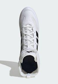 Weißer Sportschuh aus Mesh- und Wildledermaterialien, mit schwarzen Streifen, abgerundeter Spitze und strukturierten Akzenten in einem Schnürdesign.