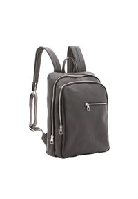 Sac à dos en cuir noir avec deux zippers avant et des bretelles réglables. Texture lisse, forme rectangulaire et design minimaliste.