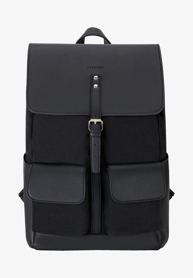 Czarny plecak z gładką skórzaną klapą, kanwowym korpusem, dwoma przednimi kieszeniami i srebrnym okuciem z centralnym zamkiem błyskawicznym.