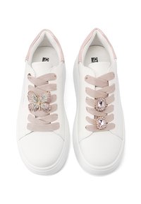 Sneaker bianca con dettagli rosa, caratterizzata da decorazioni di farfalle e gemme sui lacci elastici. Parte superiore in pelle liscia, suola in gomma.