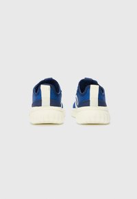 Scarpe da ginnastica blu con tomaia in rete, dettagli bianchi e suola in gomma testurizzata con colletto imbottito per il comfort.