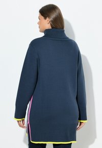 Maglione blu navy a maglia con colletto alto, spacchi laterali e accenti a contrasto rosa e giallo all'orlo e ai polsini. Presenta una vestibilità rilassata.
