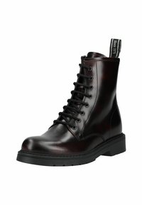 Botín negro de cuero con punta redonda, cordones en la parte delantera y lengüeta para tirar. Cuenta con una gruesa suela de goma negra y un brillo sutil en la superficie.