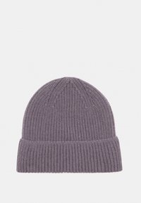 Berretto lavorato a maglia in morbida lana viola, con una texture a coste, bordo ripiegato e un design del corone leggermente appuntito.