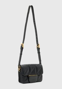 Czarna pikowana skórzana torba na ramię z zapięciem z złotym wykończeniem, regulowanym paskiem i prostokątnym kształtem. Teksturowana powierzchnia z widocznym przeszyciem.