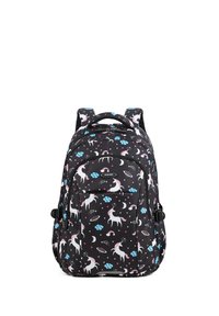 Zaino nero con unicorni bianchi, nuvole blu e dettagli rosa. Dotato di spallacci regolabili e una tasca frontale con cerniera. Materiale resistente.