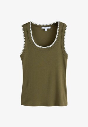 Bezrękawnik w oliwkowym kolorze z ribbingu, z białym falbanym wykończeniem przy dekolcie i otworach na ramiona.