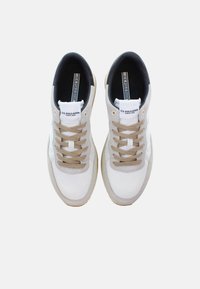 Men's sneakers with a white mesh upper, beige accents, and brown laces. Double pull tabs at the heel, featuring a logo on the tongue.