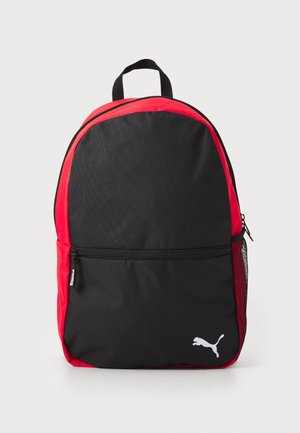 Schwarzer und roter Rucksack mit einer gebogenen Oberseite, vorderer Reißverschlusstasche, Netzseitentasche und einem weißen Logo auf der unteren Vorderseite. Hergestellt aus langlebigem Stoff.