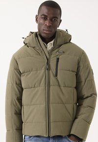 Chaqueta verde acolchada con capucha, cierre de cremallera y acentos negros. Presenta una tela texturizada y un diseño de paneles cosidos.