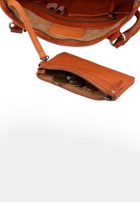 Borsa in pelle arancione con una texture liscia, dotata di un compartimento principale con cerniera e di una piccola tasca con cerniera contenente monete.