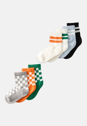 Sieben Paar Kindersocken in zwei Stilen: drei mit karierten Mustern in Grau, Orange, Grün und vier mit Streifen in Schwarz, Blau, Grün, Orange.