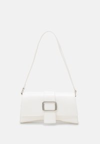 Borsa in pelle bianca con forma rettangolare, caratterizzata da un dettaglio con fibbia quadrata argentata e una tracolla rimovibile.