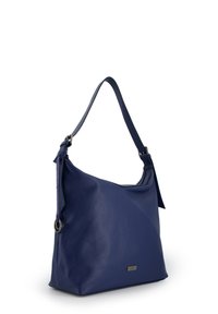 Blaue Umhängetasche aus Leder mit strukturierter Oberfläche, einem breiten Schulterriemen und einem dezenten Metall-Logo auf der Vorderseite.