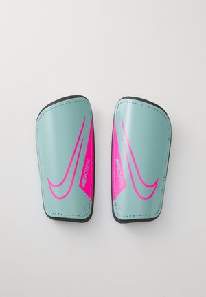 Nike Mercurial scheenbeschermers in turquoise met roze accenten. Heeft een gladde, glanzende afwerking en een beschermende zwarte rand. Labels voor links en rechts.
