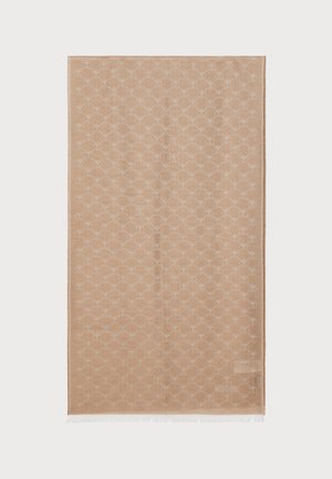 Bufanda rectangular beige con un sutil estampado de osito de peluche y corazón y logotipo "Moschino" en una esquina, bordes con flecos.