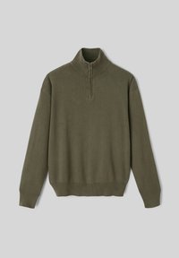 Pull en laine vert olive avec un col montant, un col zip et des poignets côtelés. Fabriqué en tissu doux au toucher lisse.