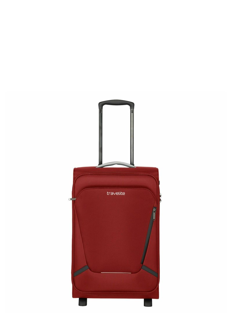 Maleta blanda roja con un mango retráctil, dos ruedas y compartimentos con cremallera. Presenta una textura de tela suave y detalle de logo.