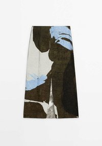 Jupe midi taille haute, coupe évasée, avec un motif abstrait en blocs de couleurs marron, bleu, blanc et noir et une fente centrale à l’avant.