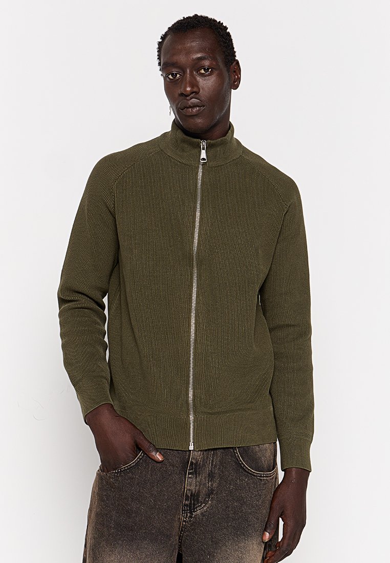 Cardigan zip-up a coste verde scuro con colletto alto e zip argentata, caratterizzato da maniche lunghe e un design aderente.