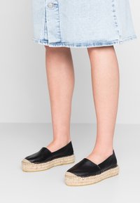 Pavement IDA - Espadrillid - black