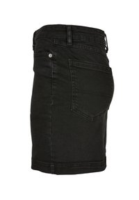 Zwarte denim rok met een getailleerde silhouet, zijzakken en een achterzak met een naaddetail. De stof heeft een gladde textuur.
