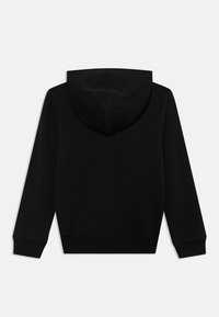 Felpa nera con cappuccio realizzata in tessuto morbido, caratterizzata da un cappuccio a doppio strato, polsini e vita a costine. La vista posteriore presenta un design minimalista.