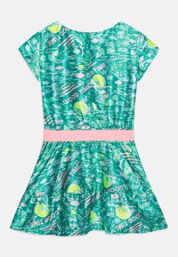 Zelené šaty s tropickým potiskem, na kterém jsou palmy, nápoje a text "GOOD TIME". Obsahují růžový pas a krátké rukávy.