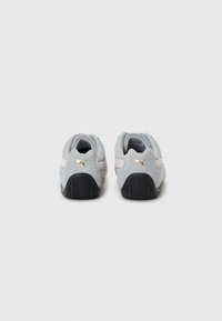 Baskets en suede gris avec une semelle en caoutchouc noir. Accent notoire du logo doré sur le talon. Design bas avec un col et une languette rembourrés.